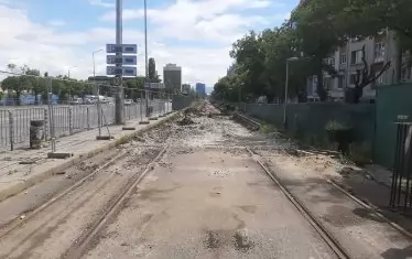 По дълги участъци от бул. "Цар Борис III" не работи нито един строител. 