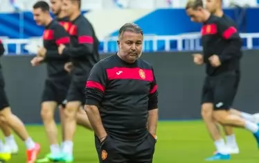 Ясен Петров размишлява по време на тренировка. Той все още няма победа като национален селекционер, но има реални основания да я очаква в мачовете наесен.