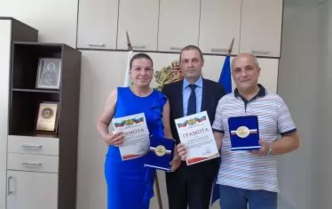 Антоанета и Христо Маринов (вдясно) получават почетни плакети от областния управител на Търговище по случай двата бронзови медала от Европейските игри в Минск`19.
