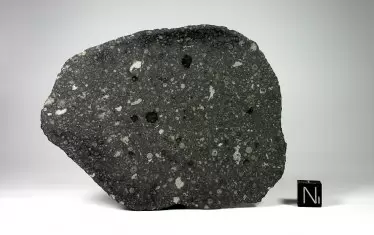 Къс от метеорита Алиенде (за сравнение - малкото кубче има обеч от 1 куб.см).