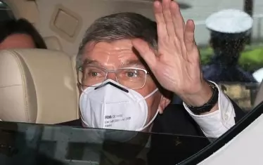 При пристигането си в Токио президентът на МОК Томас Бах бе поставен веднага под тридневна карантина и участва онлайн в срещата, на която бе решено да няма зрители.