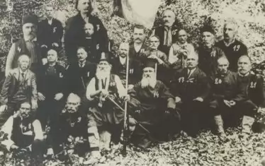 10 юни 1907 г: Среща на останалите живи делегати на Оборище, година преди смъртта на поп Груйо (третият от ляво, на дясно на първия ред).