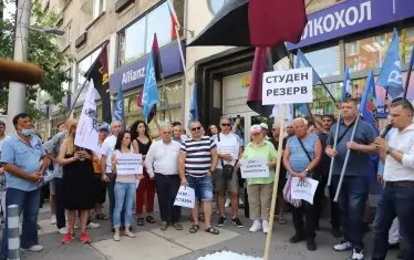  Докато КЕВР заседава, граждани протестират пред сградата срещу вдигането на цените на енергийните услуги