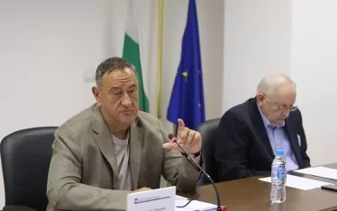 Строителите се разлютиха на Комитова за авансите и робите
