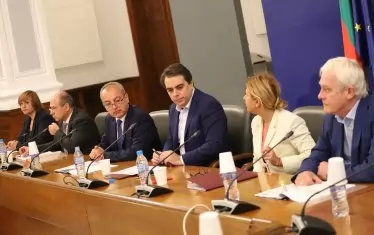 Тристранката е един от малкото консултативни съвети, които заседават редовно. 