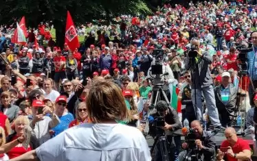 На 3 юли на Бузлуджа Корнелия Нинова направи успешен "строеви преглед" на партийните редици. Но успехите й са само вътре в партията. 