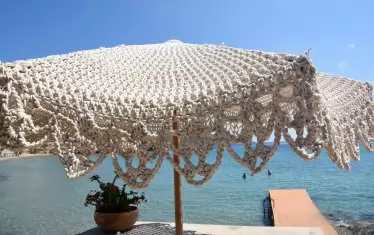  Плажен чадър на една кука.