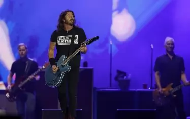 Дейв Грол с групата си Foo Fighters на сцената.