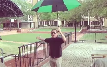 Артистът Том Милър показва къде точно се намира невидимата му скулптура „Нищо“. 