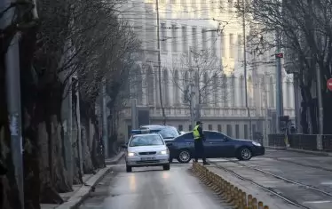 Общината: Плочките в центъра на София само се колебаят, а не се клатят