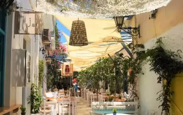 Светският живот кипи в малките, настлани с мрамор, улички на Ермуполи.