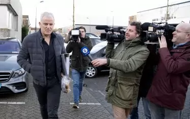 Колеги на Де Врийс се възхищават на хъса и бързия му ум, но някои от тях споделят, че бил суров и арогантен човек, готов на всичко, за да стигне до истината.