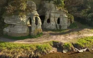 Откриха пещерния дом на саксонски крал, станал светец 