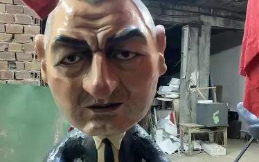 Гигантска статуя на познат политик от карнавала.