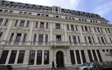 Едно е да продадеш, за да развиеш частния бизнес. Друго е да се отървеш от банка, защото ти създава проблеми.