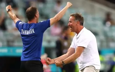 Селекционерът на "червения динамит" Каспер Хюлманд (вдясно) ликува след първия гол във вратата на Чехия.