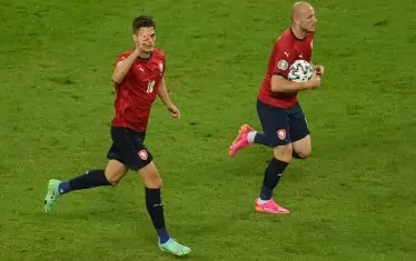 Патрик Шик (вляво) обира овациите след гола си в датската врата, а Михаел Кременчик бърза да занесе топката в центъра, за да бъде подновена играта с минимално забавяне.