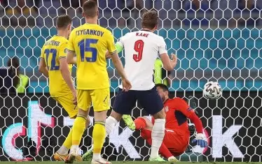 Капитанът на Англия Хари Кейн (№9) бележи с глава третия гол във вратата на Украйна, с който окончателно уби интригата в последния 1/4-финал от Евро 2020.