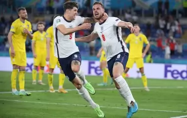 Джордан Хендерсън (вдясно) е изпаднал в делириум след дебютния си гол в своя 62-ри мач за "трите лъва".