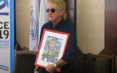 Със свой шарж, нарисуван в България