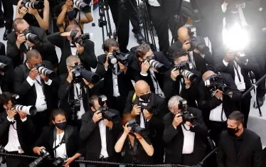 Фотографите са готови да запечатат гостите и техните пищни одежди..