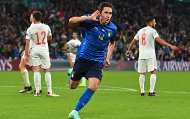 Федерико Киеза подканя 60-хилядната публика на "Уембли" да ликува заедно с него след попадението му за 1:0 във вратата на Испания.