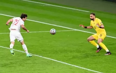 Испанският централен нападател Микел Оярсабал е изскочил очи в очи с италианския вратар Джанлуиджи Донарума, но не може да насочи точно топката с глава и я изпраща в аут.