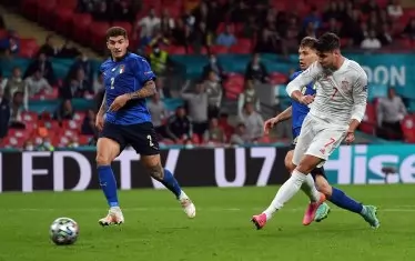 Алваро Мората (вдясно) изстрелва топката с левия крак в мрежата на италианската врата за 1:1 десет минути преди края на редовното време.