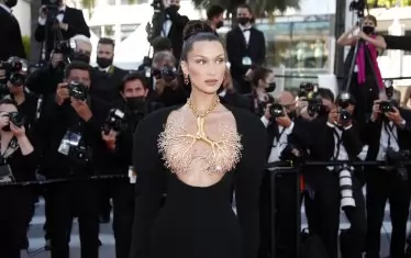  Супермоделът Бела Хадид със злато за милиони на шията.