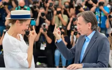 Тим Рот и Вики Крипс показват среден пръст на фотосесиите за "Островът на Бергман".