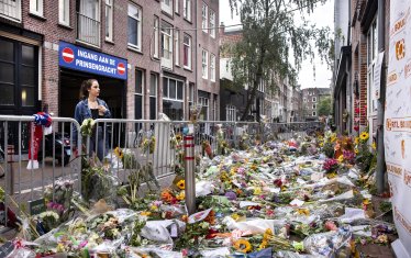 Цветя за разследващия журналист Петер де Врийс в Lange Leidsedwarsstraat в центъра на Амстердам.
