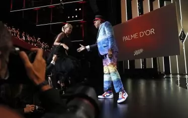 Спайк Лий приветства на сцената лауреатката, след като неволно издаде победителя по-рано от предвиденото.