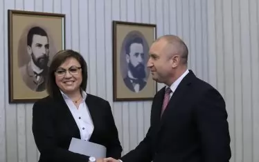 Соцлидерът Корнелия Нинова дойде в добро настроение при държавния глава.