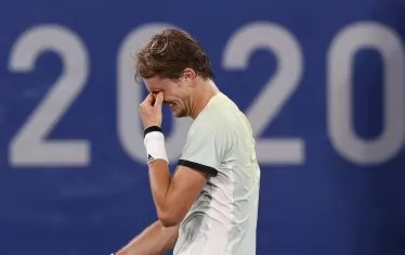 Александър Зверев не може да възпре сълзите на радост и удовлетворение след класирането за финала на олимпийския турнир по тенис в Токио.