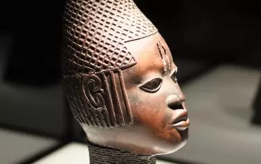  Бронзова скулптура от Бенин. 