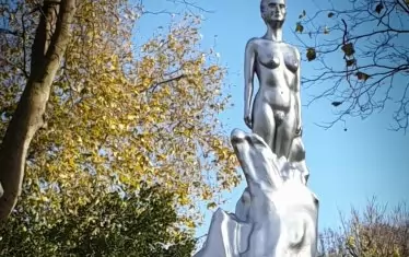 Паметникът на Мери Уолстоункрафт от Маги Хамблинг.