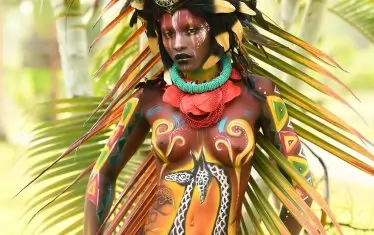 Плакат от първия международен фестивал по бодипейнтинг в Екваториална Гвинея. Събитието, което се състоя през 2019 г.,  е част от плановете на правителството да превърне страната в туристическа дестинация. 