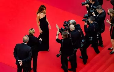 Бившата първа дама на Франция Карла Бруни-Саркози на червения килим.