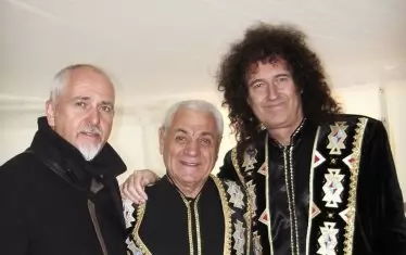 Дживан Гаспарян в компанията на Питър Гейбриъл (вляво) и Брайън Мей (вдясно). 