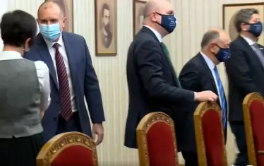 Топлото отношение към ДБ, а и към другите извънпарламентарни анти-ГЕРБ формации Радев демонстрира още през зимата, когато ги покани на консултации за датата на парламентарния вот.