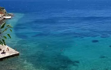 Във Вапория няма плаж като плаж, но цветът на водата е пронизително син.