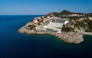  Хотел в скалите - модерно присъствие без конфликт с природата и историята