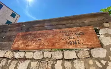  Улична табела посреща гостите: "Наричате го Кралски пристан, но ние му казваме у дома"