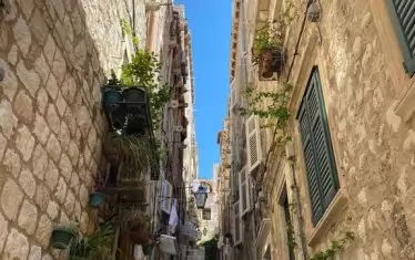  Лесно е да се промушите в тесните улички, когато няма тълпи наоколо.