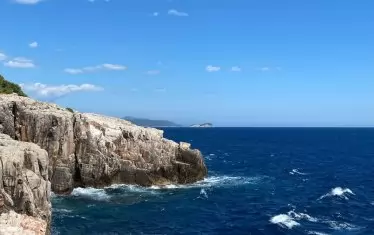  Синевата на Адриатическо море съперничи на небето.