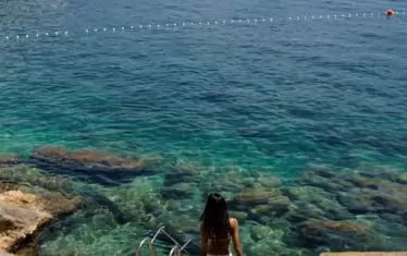  Повечето плажове са каменисти, но липсата на пясък се компенсира от удобни стълби.