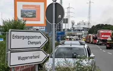 Полицията отцепи района около завода и затвори дори близките магистрали.