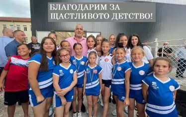 Борисов заспа напреко на седем детски креватчета