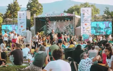  Множеството се събира пред сцената още в ранните часове.