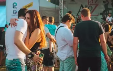  Деца, влюбени, кучета... 